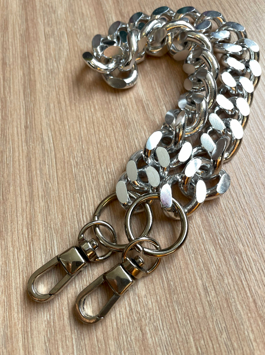 Cadena liviana en aluminio plateado