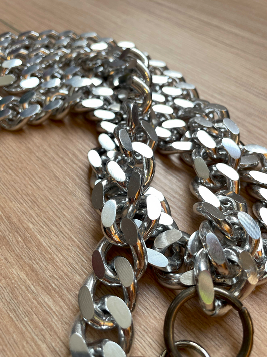Cadena liviana en aluminio plateado